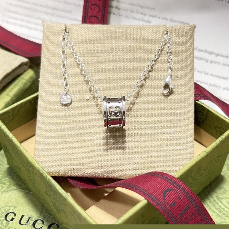 G*u*i necklaces